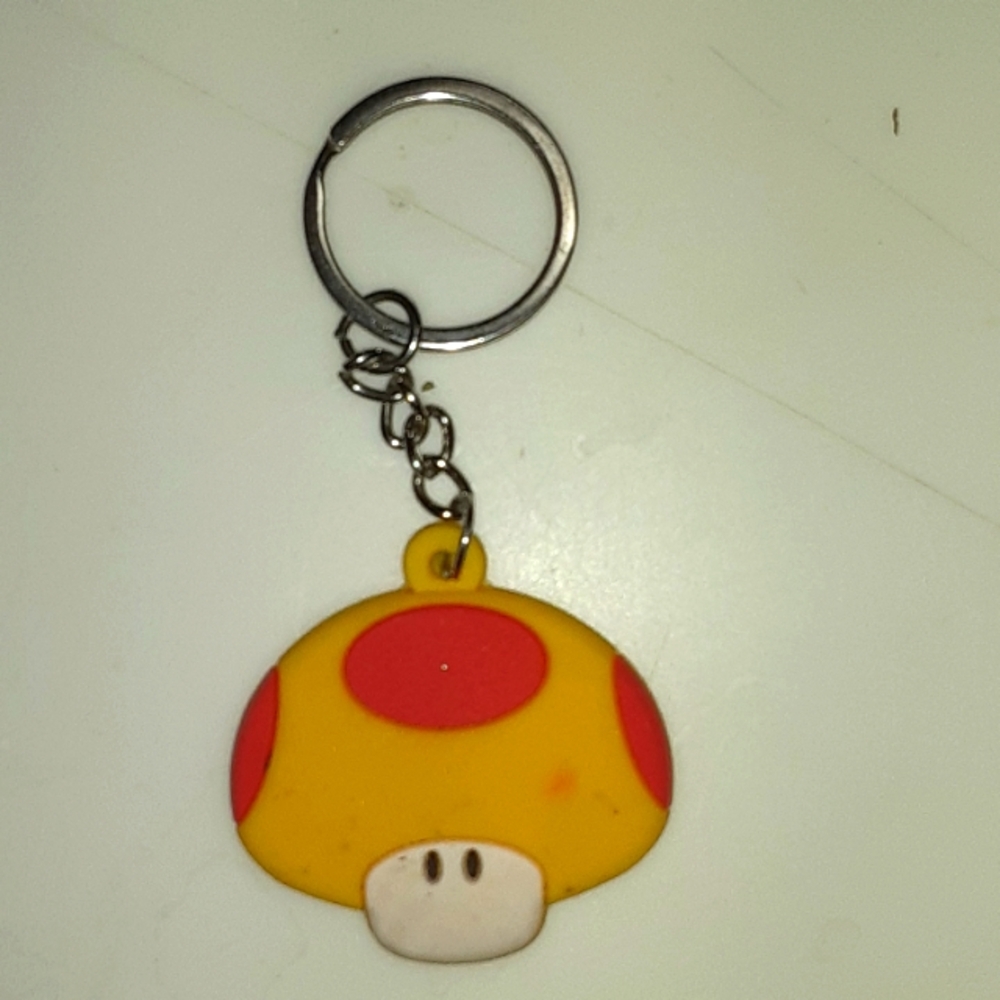 NINTENDO MUSHROOM KEYCHAIN CHARM NRMINT CONDITION